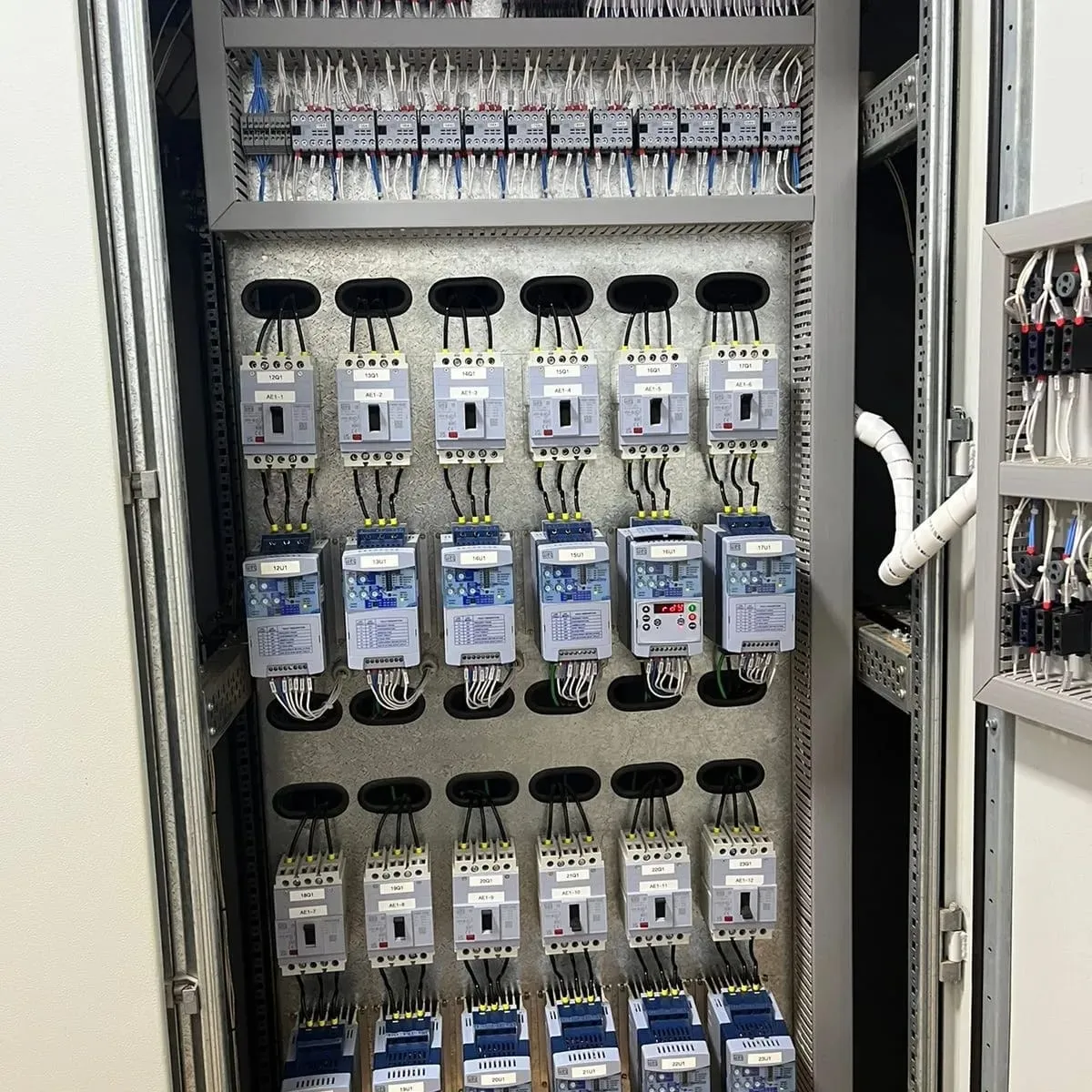 Centro de controle de motores com disjuntores identificados e módulos de soft-starter WEG SSW instalados em coluna, cada um com display de status.
